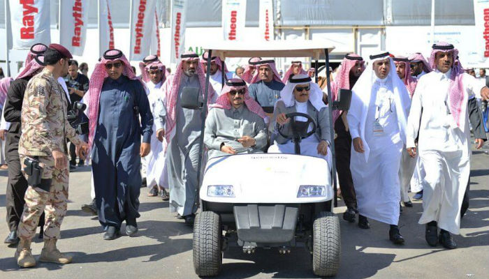 الأمير "فيصل بن بندر بن عبد العزيز" والأمير "سلطان بن سلمان" بجولة في معرض الطيران السعودي الدولي.