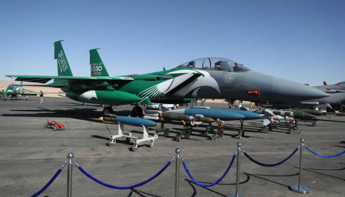طائرة أف 15 تابعة لسلاح الجو السعودي تستعرض ذخيرتها في معرض الطيران السعودي الدولي.