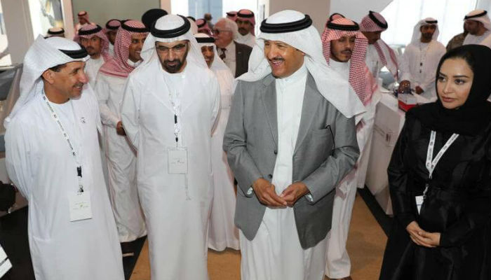 الأمير "فيصل بن بندر بن عبد العزيز" بجولة في معرض الطيران السعودي الدولي.