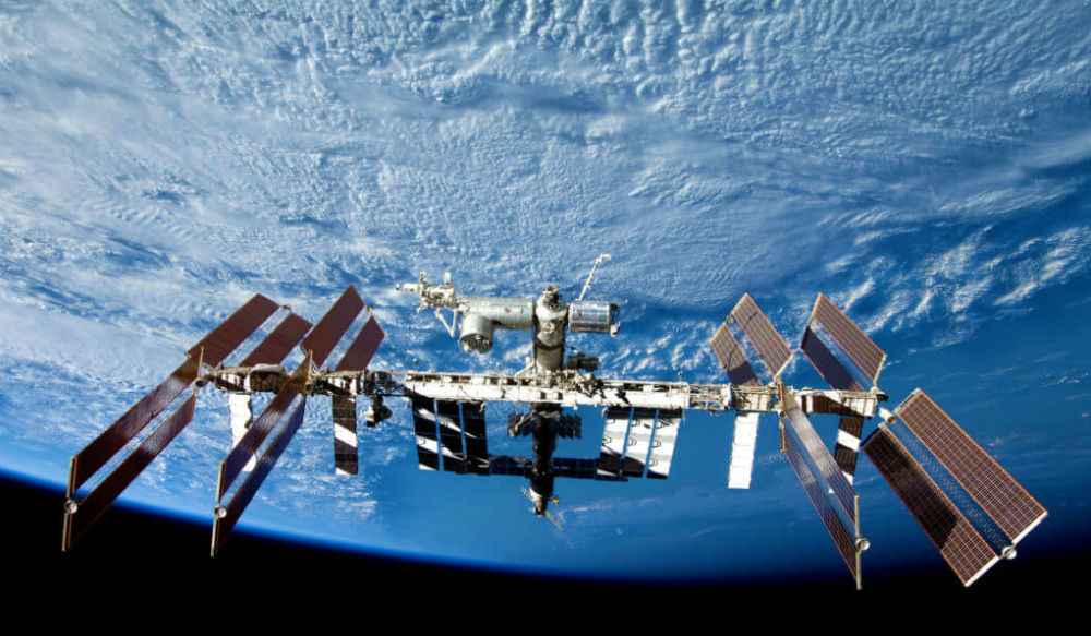 تعتبر محطة الفضاء الدولية المشتركة بين الولايات المتحدة وروسيا أكثر ما شيده الإنسان كلفة، فقد كانت تكلفة بنائها حوالي 100 مليار دولار وذلك عام 1998م، ولايزال يجري تحديث الهيكل والمرافق بمميزات جديدة.