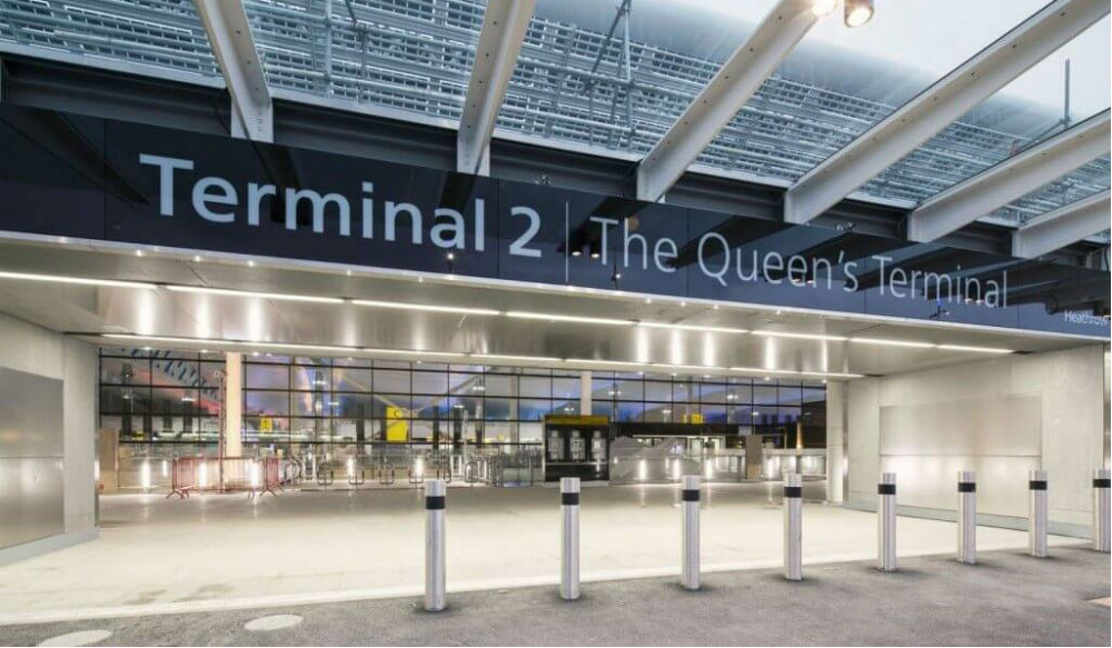 يُطلق على مطار "هيثرو" إسم "محطة الملكة" وهو من المطارات الاكثر ازدحاماً في العالم، وعلى الرغم من أن إنشائه تم بأعمال بناء خارج الموقع وذلك لخفض التكاليف، إلا أن تكلفته بلغت حوالي 3.4 مليار دولار، وقد إنتهى بناؤه عام 2014.