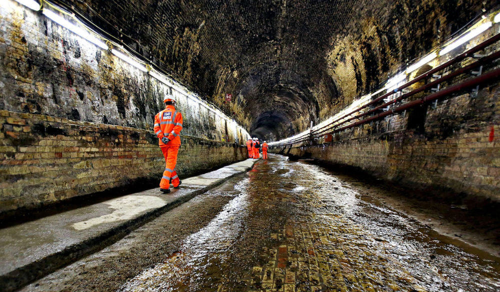تم تشييد مشروع "كروس رايل" لشبكة الأنفاق والتي تتضمن سكك حديدية للقطارات ويبلغ طولها حوالي 136 كيلومتراً وهي تتوزع في وسط مدينة "لندن"، وتكلفة هذا المشروع لا تقل عن 21.6 مليار دولار.