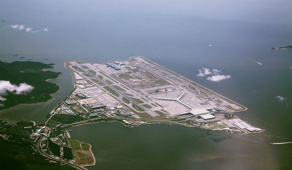 تم اختيار جزيرة "تشيك لاب كوك" في الصين وبُني عليها هيكل ضخم لإنشأ مطار فوقه، وذلك بعد التدوال بأن مطار "كاي تاك" لم يعد مناسباً كمطار رسمي لـ"هونغ كونغ"، حيث بلغ اجمالي تكلفة بناء مطار "هونغ كونغ" الجديد حوالي 20 مليار دولار، ويعتبر الأن واحداً من أهم المطارات ازدحاماً في العالم، حيث يستقبل حوالي 65 مليون مسافر في كل عام.