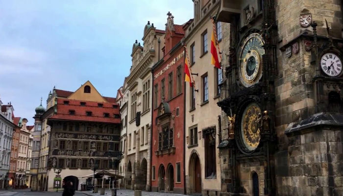تقع ساعة "براغ الفلكية" في جمهورية التشيك وتعتبر من المعالم الشهيرة في المدينة، تم تثبيتها عام 1410 لذا فهي من أقدم الساعات الفلكية في العالم، كما تجذب مئات السائحين اليها لرؤية الشخصيات وهي تتحرك فيها.