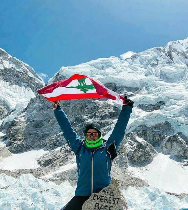 "رامونا خليفة" ترفع علم لبنان عند قاعدة إيفرست.