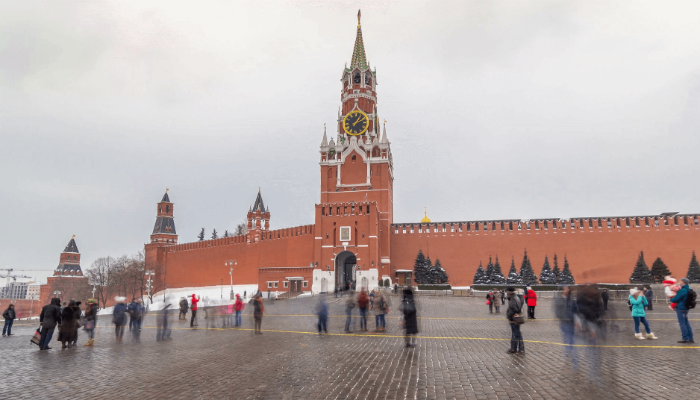 يقع برج الساعة "سباساكيا" أو "البرج المنقذ" في الساحة الحمراء الشهيرة في موسكو عاصمة روسيا، وهي جزء من جدران "الكرملين"، صممت الساعة عام 1491 لكن تم تثبيتها في عام 1625، وتعتبر هذه المنطقة من أشهر المناطق جذباً للسياح في موسكو.