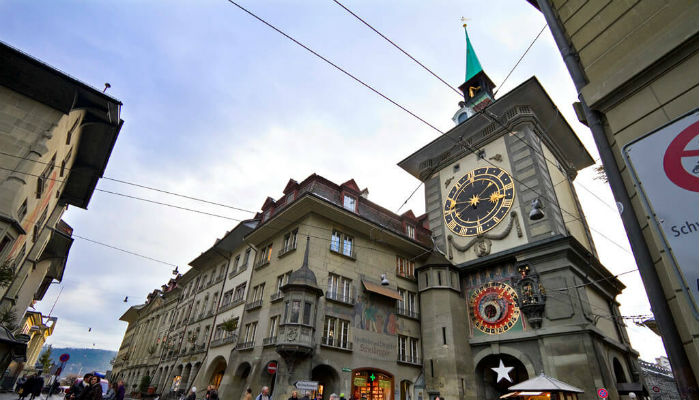 تم بناء "برج زيتجلوج" في القرن الـ13 في برن بسويسرا، كان هذا البرج الساعة بمثابة برج حراسة وسجن في نفس الوقت، لكن الساعة الموجودة به تعود للقرن الـ15، وهو يعتبر واحداً من مواقع اليونيسكو للتراث العالمي كما انه واحد من أكثر الأماكن جذباً للسياح في برن.