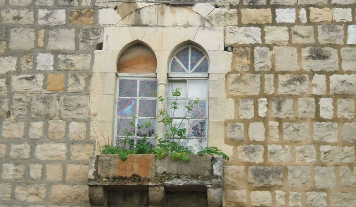 أحد النوافذ الأثرية لمبنى الجامعة الأمريكية والذي كانت قديماً معهد اللاهوت في عبيه.
