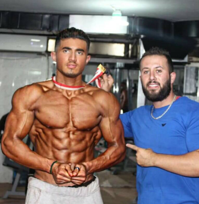 صورة للمدرّب "نبيل نجدي" والمتدرّب "لواء أبو غادر" الذي حاز على الميدالية الفضية ونال المرتبة الثانية في مسابقة كمال الأجسام.
