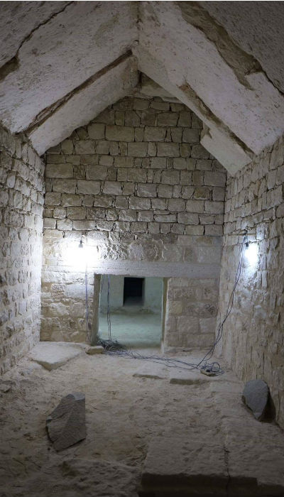 حُجرة خاصة بدفن الموتى داخل مقبرة "خوي" في سقارة بمصر.