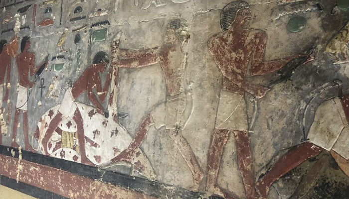 رموزٌ ونقوشٌ داخل مقبرة "خوي" في سقارة بمصر.