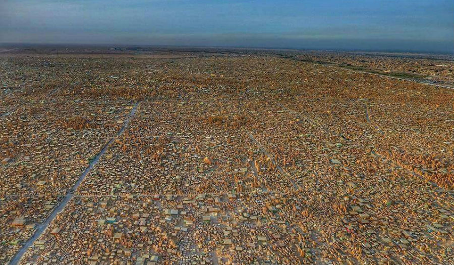 صورة جوية لمقبرة وادي السلام، أكبر مقبرة في العالم في النجف الأشرف بالعراق.