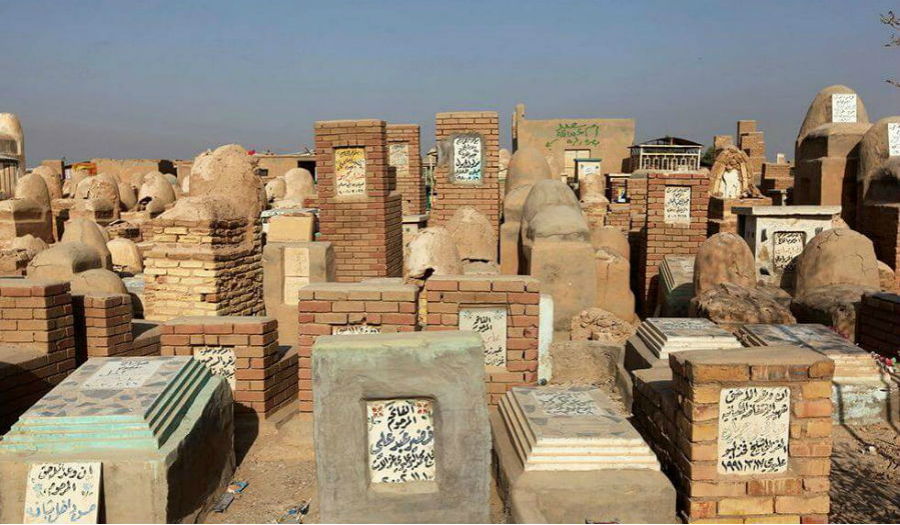 القبور داخل مقبرة وادي السلام، أكبر مقبرة في العالم في النجف الأشرف بالعراق.