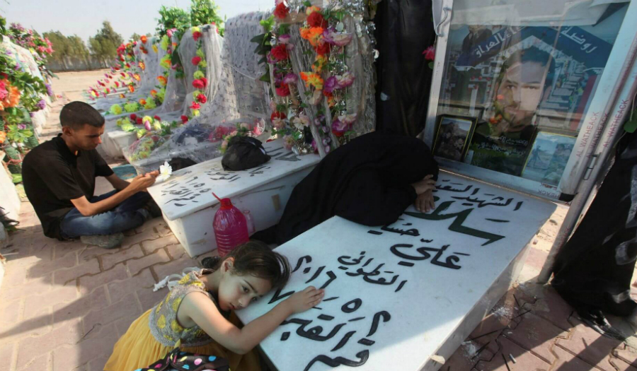 شهداء حرب العراق المدفونون في مقبرة وادي السلام في النجف الأشرف.