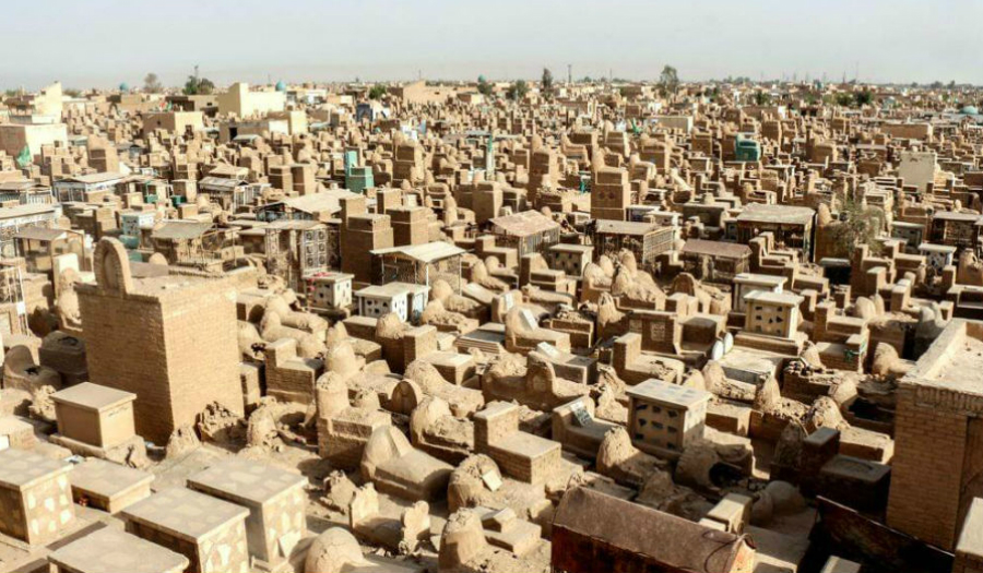 مقبرة وادي السلام في النجف الأشرف بالعراق، أكبر مقبرة في العالم.