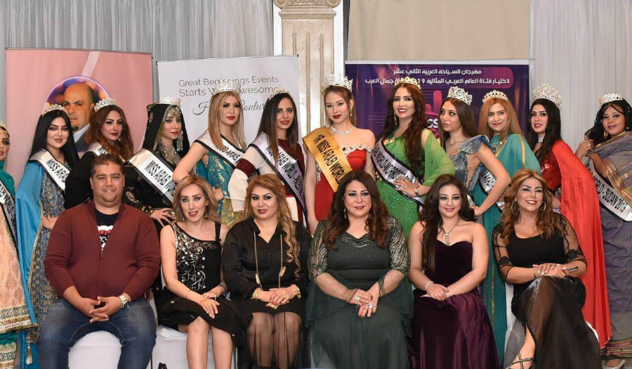 صورة للجنة التحكيم والمتسابقات في مهرجان ملكة جمال العرب لعام 2019.