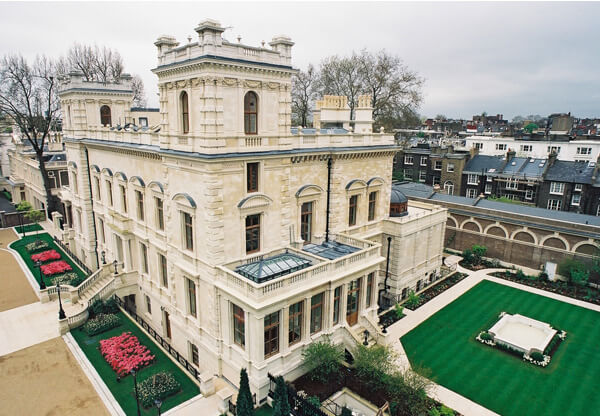 يقع منزل "18-19 حدائق قصر كنسينغتون" وسط صف من المليارديرات في لندن، فهو أصغر بكثير من كل المنازل الباهظة، حيث يقدر بـ222 مليون دولار، ويضم 12 غرفة، وحمامات تركية، وحمام سباحة داخلي، ومواقف تسع لـ20 سيارة، 18-19 هو منزل يملكه لاكشمي ميتال، رئيس شركة أرسيلور ميتال، أكبر منتج للصلب في العالم، وهو يعد واحداً من أغنى 100 رجل في العالم.