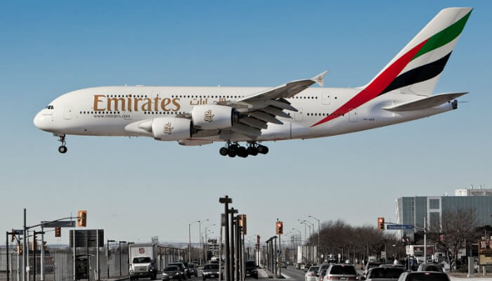 تُعدّ طائرة "إيرباص A380-800" الإماراتية أكبر طائرة ركاب في العالم، وهي تتكون من طابقين وتتسع لـ853 راكباً. قامت هذه الطائرة بأول رحلة لها عام 2005م وفق التجهيزات الإقتصادية، لكن رحلتها التجارية الأولى كانت عام 2007م، يبلغ وزن طائرة "إيرباص A380-800" وهي فارغة حوالي 277 طن، ويصل طولها الكلي الى 73 متر بينما يبلغ طول جناحيها حوالي 80 متر، وزودت هذه الطائرة بأربعة محركات نفاثة مصنوعة من شركة "رولز رويس" حيث بإمكانها قطع مسافة لا تقل عن 14,800 كيلو متر ودون التوقف، وحتى يومنا هذا تم تسليم حوالي 220 طائرة من هذه الشركة، وكانت الحصة الاكبر من نصيب الخطوط الجوية الاماراتية، التي اصبحت تمتلك اكثر من 100 طائرة من هذا النوع.