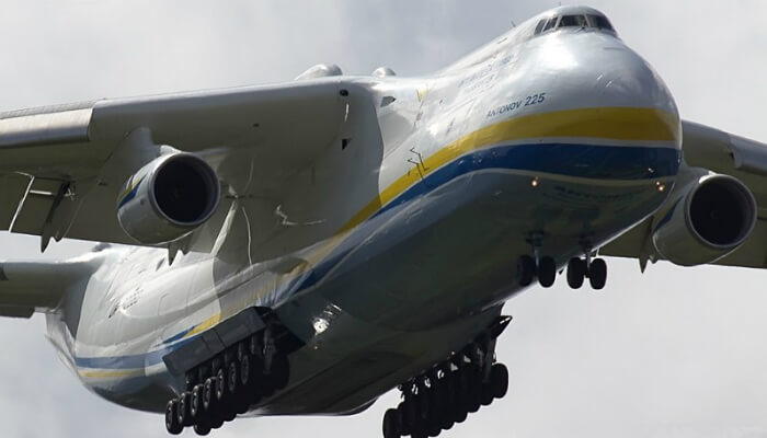 تعتبر طائرة "أنتونوف إيه أن-225" الروسية من أكبر وأضخم الطائرات في العالم، حيث يبلغ وزنها حوالي 285 طن وهي فارغة كما يمكنها تحميل ما يصل الى 253 طن، ويصل طولها الكلي الى 84 مترا بينما يبلغ طول جناحيها 88.4 مترا، وقد قامت بأول رحلة لها عام 1988م، تم تصميم طائرة "أنتونوف إيه أن-225" في أوكرانيا والتي كانت تعتبر جزءاً من الإتحاد السوفياتي آنذاك، وزودت بـ6 محركات مروحية نفاثة، كما أنها صنعت خصيصاً لنقل مكوك الفضاء "بوران" الذي طوره الاتحاد السوفياتي ضمن سباق التسلح إبان الحرب الباردة والتي لم يتم صنع منها سوى طائرة واحدة فقط، وبعد أن أدّت هذه الطائرة مهمتها الوحيدة ظلّت مركونة في مكانها مدة 8 سنوات، وذلك قبل أن يُعاد ترميمها واستخدامها لأغراض تجارية مع "خطوط أنتونوف الجوية" والتي تستخدمها الشركة الأن لنقل الحمولات والبضائع الثقيلة.