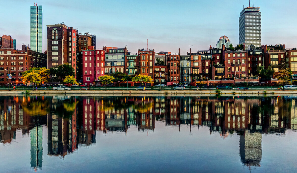 واحتلت مدينة بوسطن في الولايات المتحدة الأمريكية المرتبة الثالثة من حيث المدن الاعلى أجراً في العالم، إذ يبلغ متوسط دخل الفرد فيها حوالي 4,322 دولاراً شهرياً.