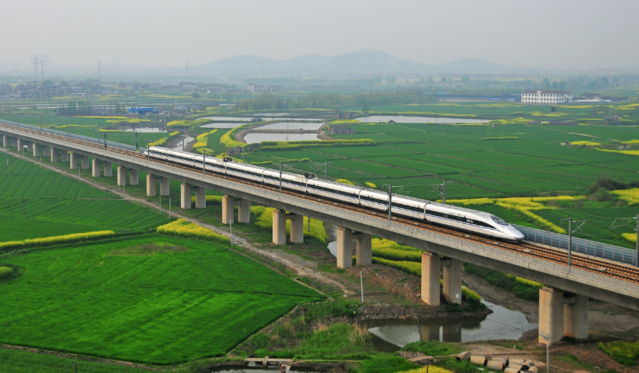 جسر "دانيانغ- كونشان الكبير" هو أطول جسر في العالم، يمتد بين مدينتي "دانيانغ" و "كونشان" في الصين، ويمتد بطول 164.8 كلم.