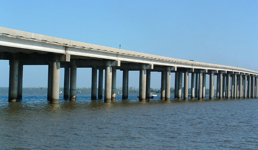 يقع جسر "مانشاك سوامب" في مدينة "لويزيانا" في الولايات المتحدة الامريكية، ويمتد بطول 36.69 كلم.