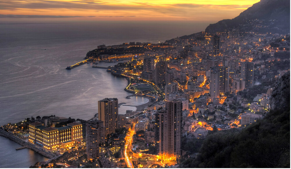 أما إمارة "موناكو" الفرنسية فهي تعد ثاني أصغر دولة في العالم، وهي لا تمتلك مطاراً على الرغم من فخامة منشآتها وإعتبارها ملاذا للأغنياء، حيث سيضطر المسافرون الى النزول في مطار "نيس" الفرنسي، ومن ثم السفر براً الى "موناكو"، في رحلة لا تتجاوز الـ25 دقيقة.