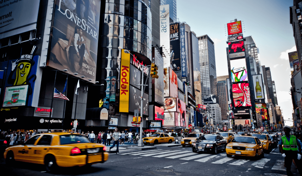 وتأتي مدينة نيويورك في الولايات المتحدة الأمريكية بالمرتبة الرابعة في قائمة أعلى المدن أجوراً في العالم، إذ يبلغ متوسط دخل الفرد فيها 4,304 دولاراً شهرياً.