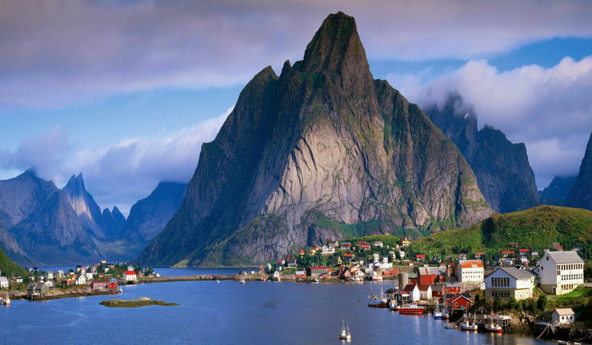 كذلك مدينة أوسلو في النرويج إحتلت المرتبة الثامنة في قائمة المدن الأعلى أجراً في العالم، فيبلغ متوسط دخل الفرد فيها حوالي 3,154 دولاراً شهرياً.