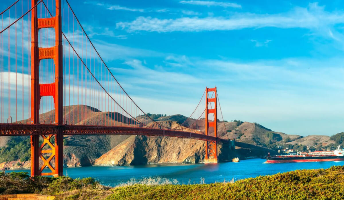 في حين تحتل مدينة سان فرانسيسكو في الولايات المتحدة الأمريكية المرتبة الثانية في قائمة أعلى الأجور في العالم، إذ يبلغ متوسط دخل الفرد فيها 4,817 دولاراً شهرياً.