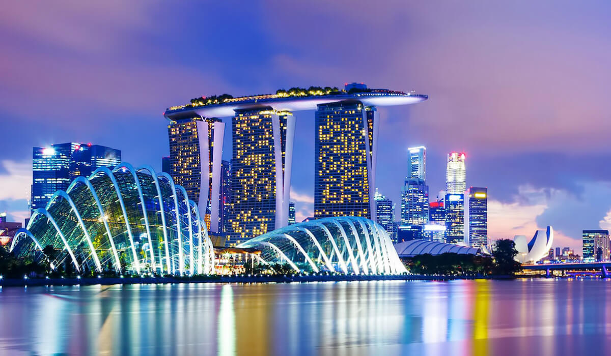 أما سنغافورة عاصمة سنغافورة فقد إحتلت المرتبة التاسعة في قائمة المدن الأعلى أجراً في العالم، حيث يبلغ متوسط دخل الفرد فيها 3,077 دولاراً شهرياً.