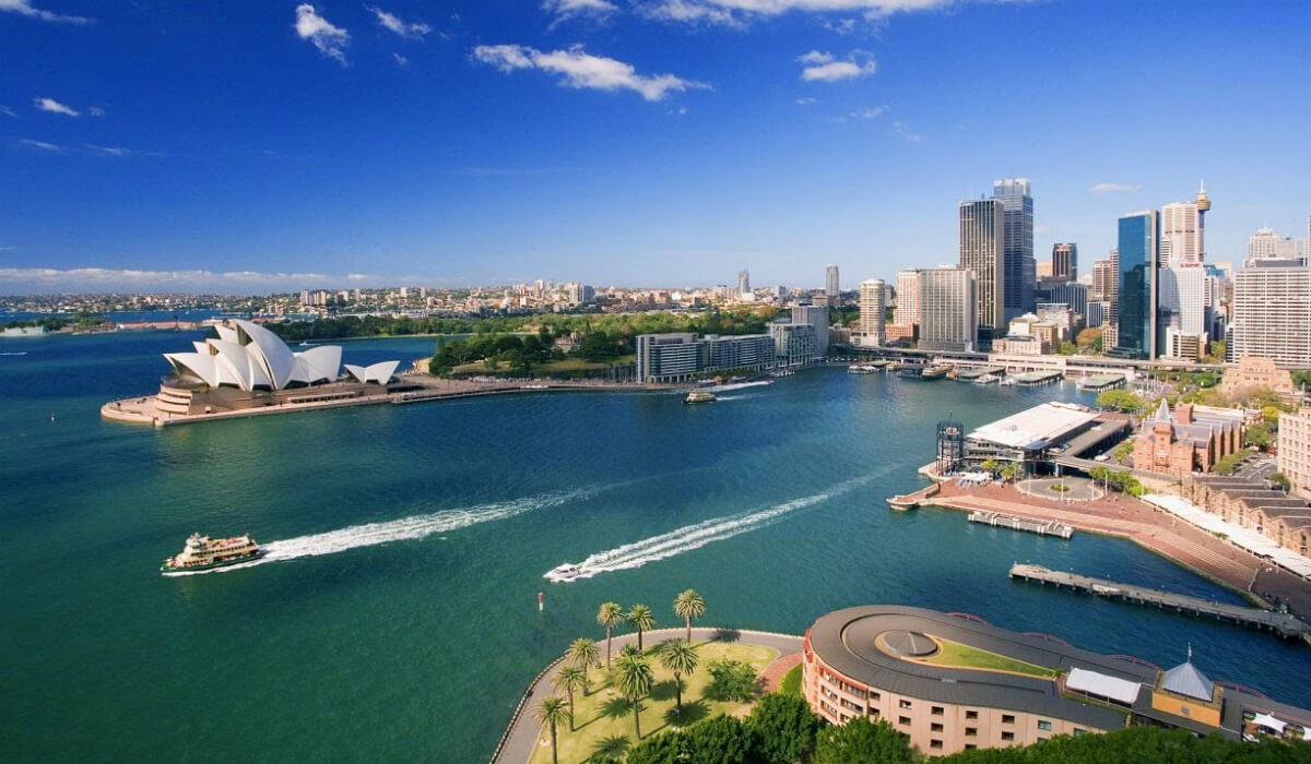 واحتلت مدينة سيدني في أستراليا المرتبة السادسة في قائمة المدن الأعلى أجراً في العالم، إذ يبلغ متوسط الدخل فيها حوالي 3,451 دولاراً شهرياً.