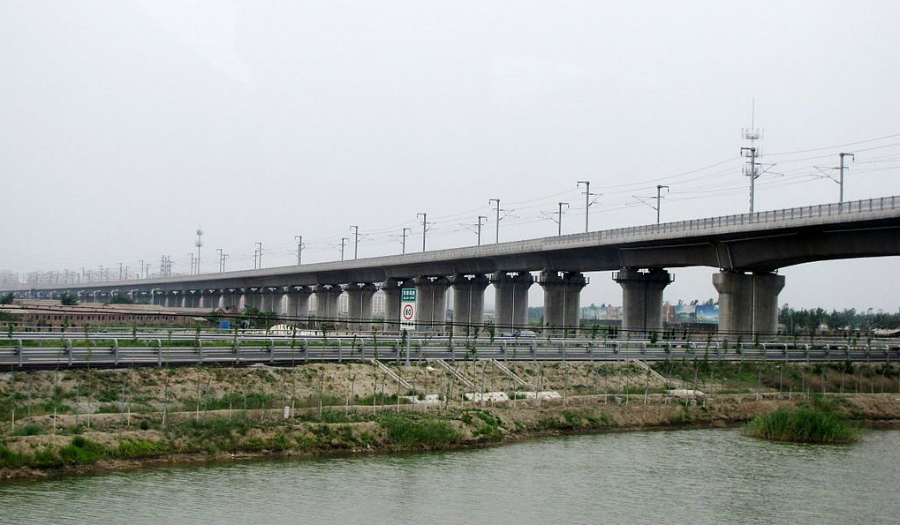 أما جسر "تيانجين الكبير" الموجود في الصين، يمتد بطول 113.62 كلم.