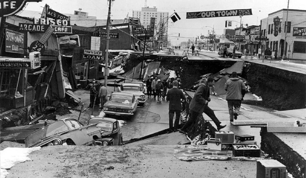 على الرغم من الزلزال الذي ضرب مضيق الأمير ويليام في ألاسكا عام 1964 هائل وبقوة 9.2 درجات بمقياس ريختر، إلا أنه أسفر عن مقتل 128 شخصاً فقط، وذلك بسبب عدم وجود كثافة سكانية، وتسبب الزلزال بخسائر مادية بلغت حوالي 311 مليون دولار.