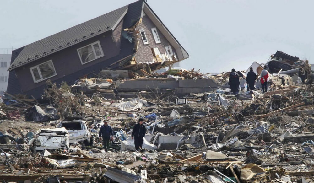 وقع زلزال في الحادي عشر من شهر مارس عام 2011م في الساحل الشرقي لمدينة هونشو باليابان بقوة 9.0 درجات بمقياس ريختر، حيث ولّد موجات تسونامي هائلة، أودت بحياة ما يقارب 29 ألف شخص، بالإضافة الى الأضرار المادية في لمفاعلات النووية، ويعتبر هذا الزلزال أنذاك من أكبر الزلازل الذي ضربت اليابان على الاطلاق.
