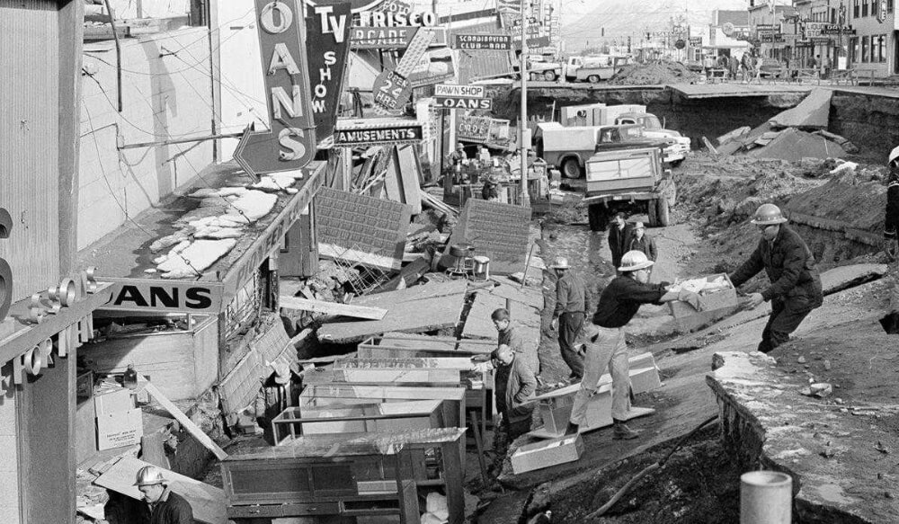 تسبب زلزال جزر الفئران في ألاسكا عام 1965 بقوة 8.7 درجات بمقياس ريختر بموجة تسونامي ارتفعت حتى 10 أمتار، وعلى الرغم من قوة هذا الزلزال فان أضراره كانت طفيفة نظراً لموقعه البيعد عن جزر ألوشيان.