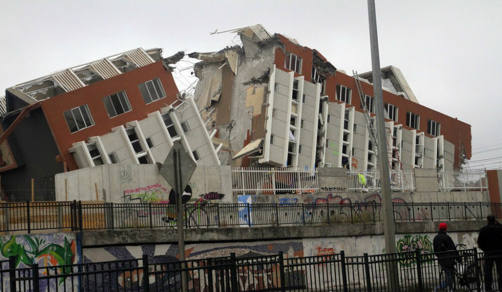 تسبب زلزال شاطئ مولي-تشيلي الذي حدث عام 2010 بقوة 8.8 درجات بمقياس ريختر، بمقتل حوالي 500 شخص على الأقل، بالإضافة الى نزوح 800 ألف آخرين من جراء الزلزال والتسونامي، كما أثر هذا الزلزال على حياة أكثر من 1.8 مليون شخص، حيث قدرت إجمالي الخسائر الاقتصادية بحوالي 30 مليار دولار.