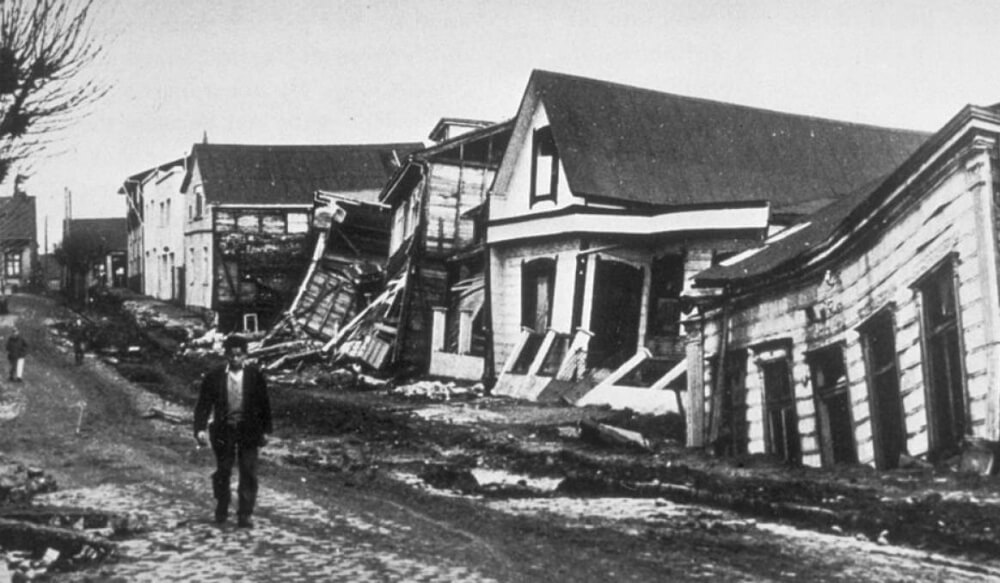 يُعدّ زلزال شبه جزيرة كامتشاتكا في روسيا الذي حدث عام 1952 من أقوى الزلازل في العالم، حيث سجل قوة 9.0 درجات بمقياس ريختر، وأسفر عن خسائر مادية فادحة، فالقوارب والأرصفة والطرقات دمرت بكالمها على طول الساحل.