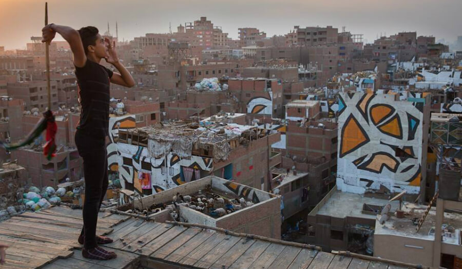 صورة تبين كيف ان اللوحة الفنية تتوزّع على كافة الأبنية الـ50 في حي منشية ناصر بالقاهرة- من تصميم الفنان التونسي "السيد".