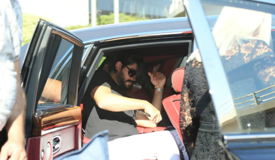 النجم التركي بوراك أوزجفيت يركب السيارة من مطار بيروت 