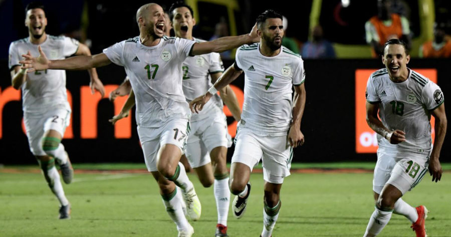 لاعبو المنتخب الجزائري يركضون فرحا بالفوز على نيجيريا