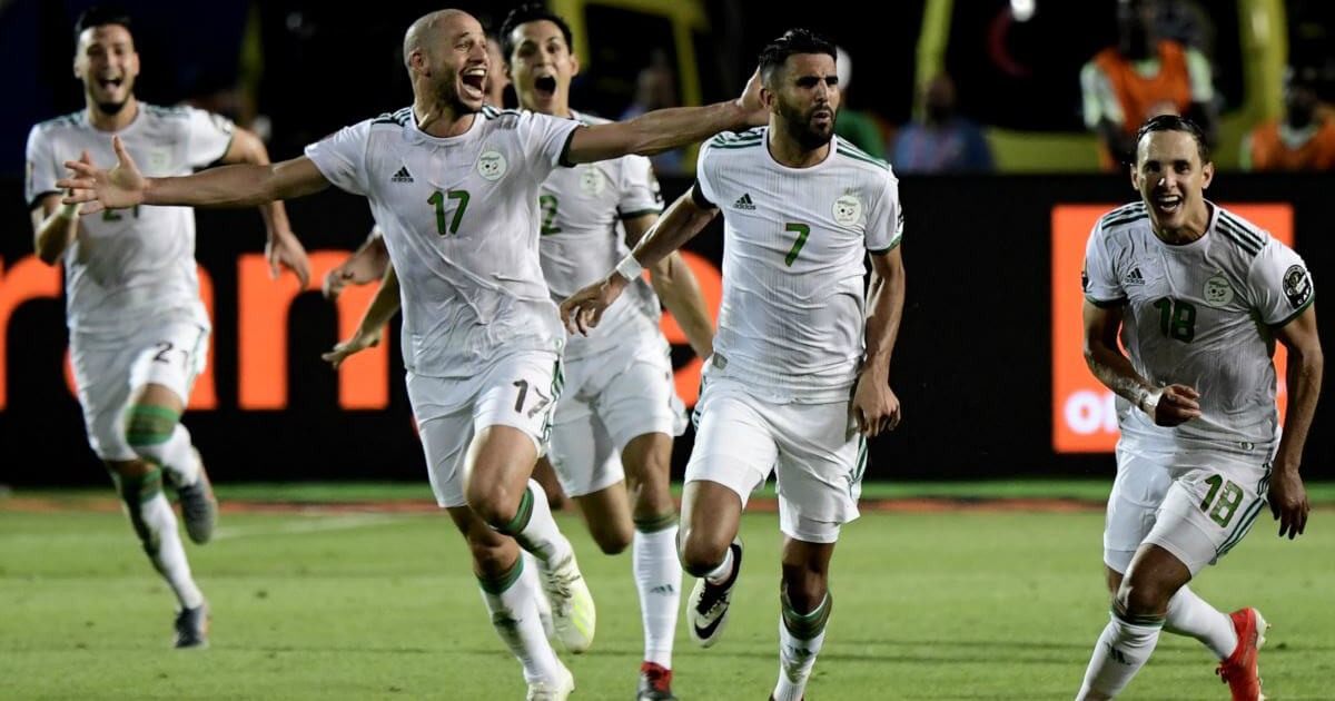 لاعبو المنتخب الجزائري يركضون فرحا بالفوز على نيجيريا