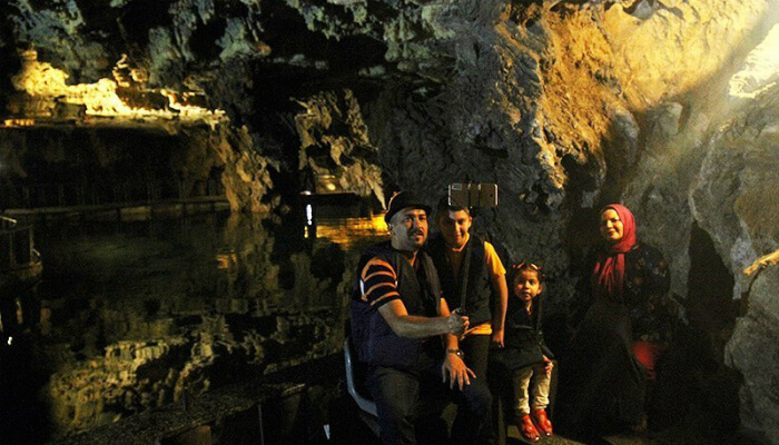 صورة لعائلة داخل كهف علي صدر بإيران