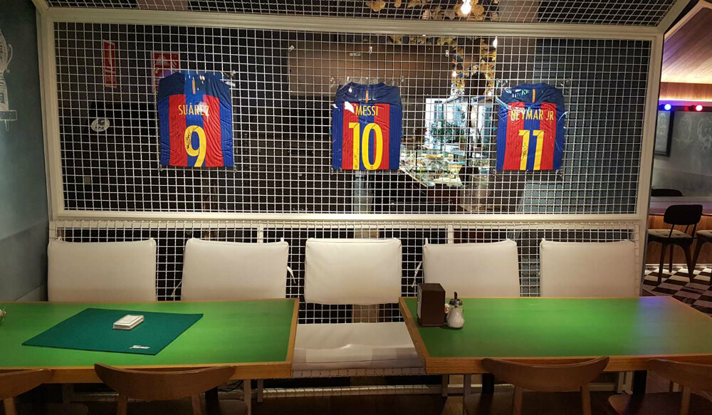 قمصان نادي برشلونة لكل من نيمار وميسي وسواريز كديكور داخل مطعم بييافيستا في الأرجنتين