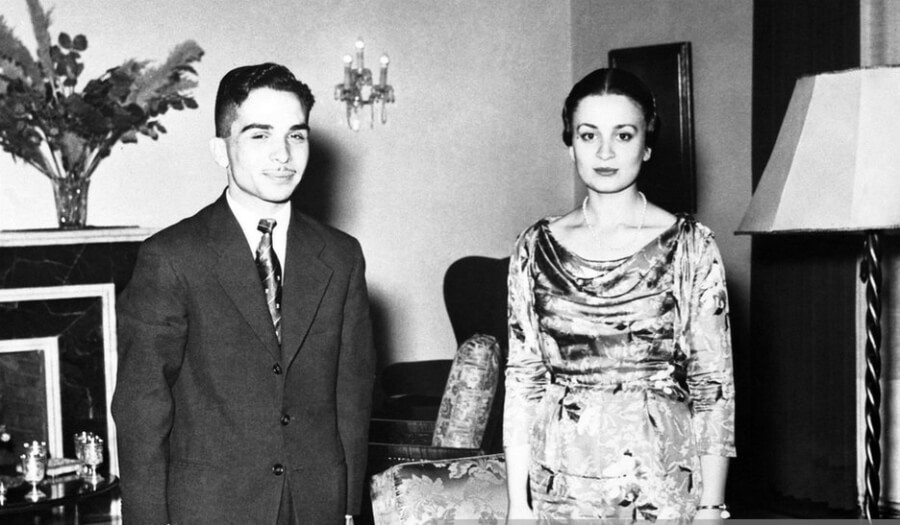 الأميرة دينا عبد الحميد والملك الحسين بن طلال عندما كان عمره 19 عاماً