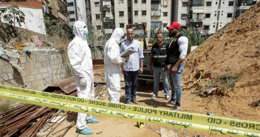 محققون في الطب الشرعي للمخابرات العسكرية اللبنانية يتفقدون المكان الذي سقطت فيه طائرتا درون إسرائيليتان
