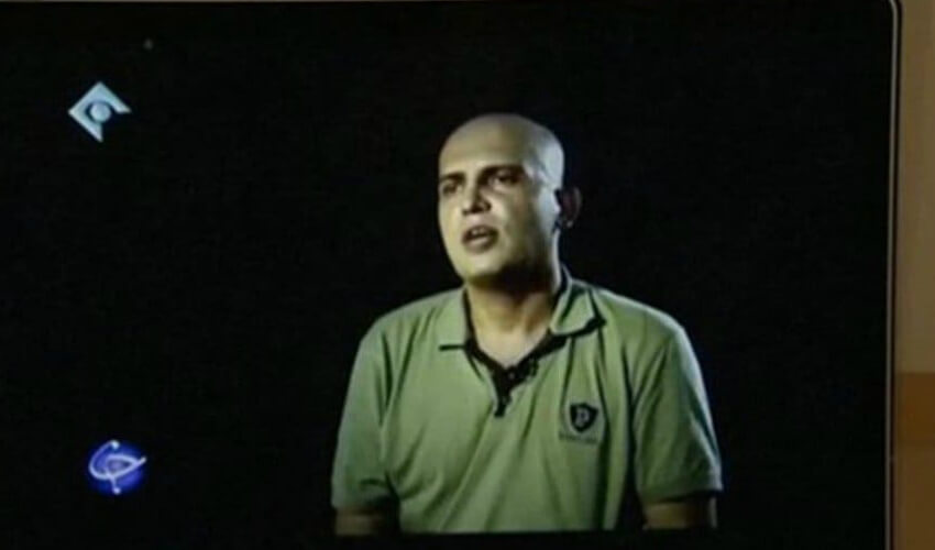 مازيار إبراهيمي أثناء اعترافاته على شاشة التلفزيون الإيراني