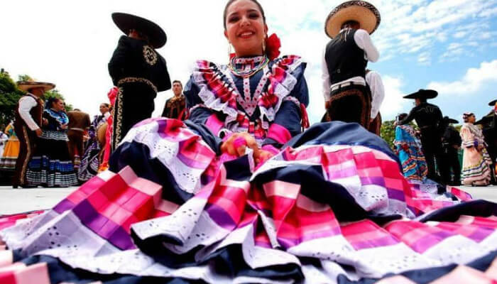 فتاة من اللقاء الدولي للمارياتشي في ساحة التحرير بمدينة غوادالاخارا في المكسيك