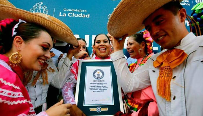 موسوعة غينيس توثق الرقصة القياسية التي شارك فيها 882 شخصاً في المكسيك
