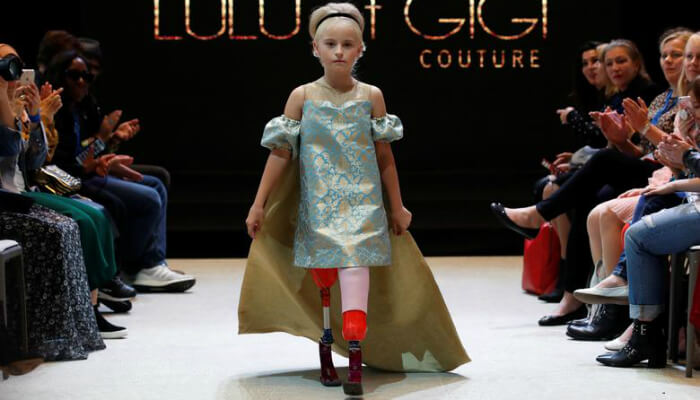 الطفلة ديزي ماي-ديميتر مبتورة الساقين في عرض أزياء لها